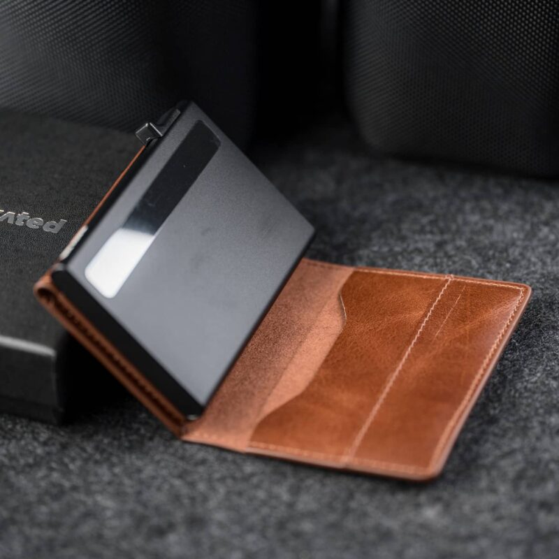 Avatud kaarditasku Elevated Slim 2.1 (KT012) Pearl Copper toonis. Pildil on näha magnetkinnitus ja lisataskud.