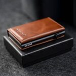 Pruun nahast kaarditasku Elevated Slim 2.1 asetatud mustale kinkekarbile. Ideaalne kingitus meestele ja naistele.