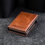 Pruunikas (Pearl Copper) õlitatud täisnahast kaarditasku Elevated Slim 2.1 nurga all. Kvaliteetne nahk ja kompaktne disain.