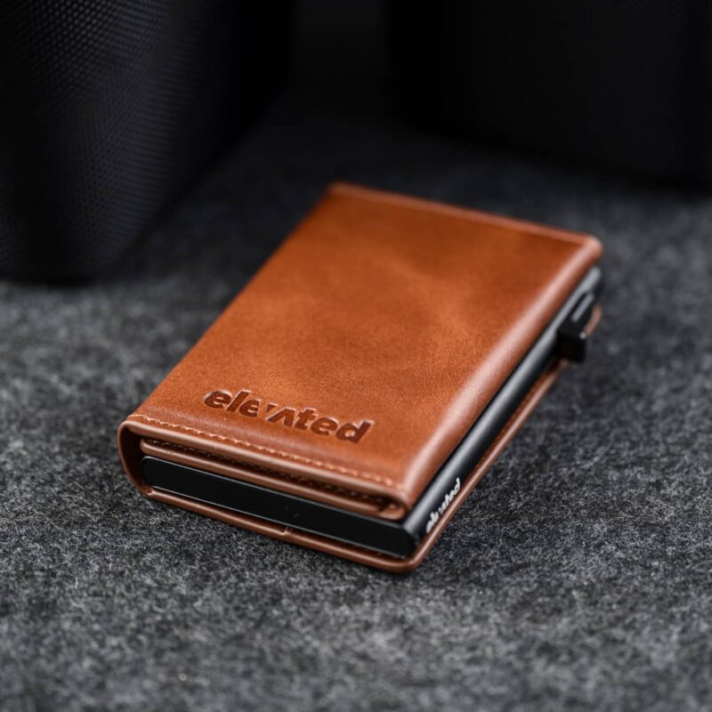 Pruunikas (Pearl Copper) õlitatud täisnahast kaarditasku Elevated Slim 2.1 nurga all. Kvaliteetne nahk ja kompaktne disain.