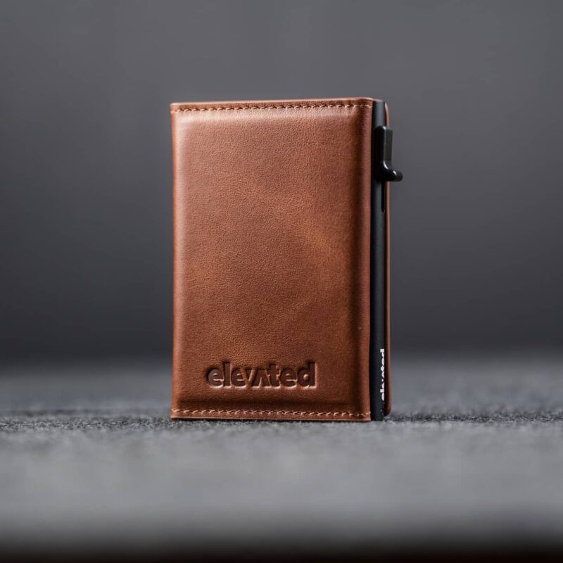 Püsti seisev pruun (Pearl Copper) nahast kaarditasku Elevated Slim 2.1. Minimalistlik ja elegantne disain.