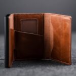 Avatud pruun nahast kaarditasku Elevated Slim 2.1. Sisevaates on näha ID-kaardi aken ja lisataskud kaartidele.