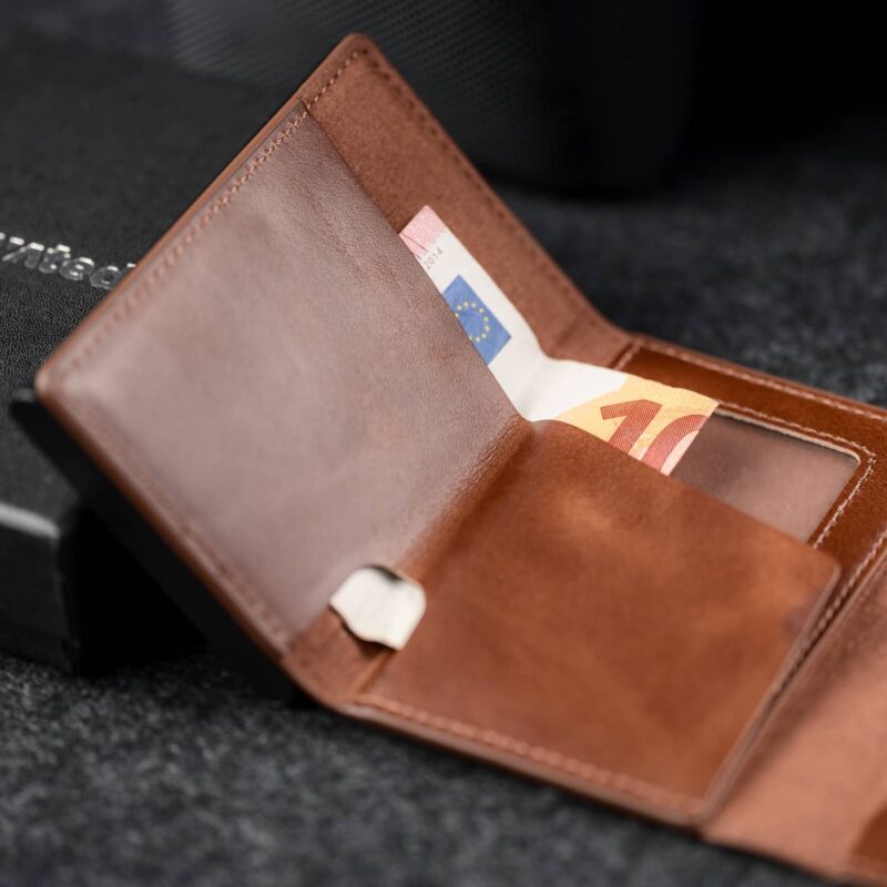 Avatud Elevated Slim 2.1 kaarditasku, mis näitab sularaha ja kaartide paigutust. Kompaktne ja mahukas rahakott.