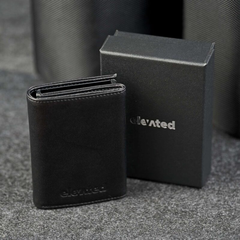 Elevated Plus 2.2 kaarditasku Black – olitatud must taisnahk Elevated kinkekarbiga, kingitus mehele