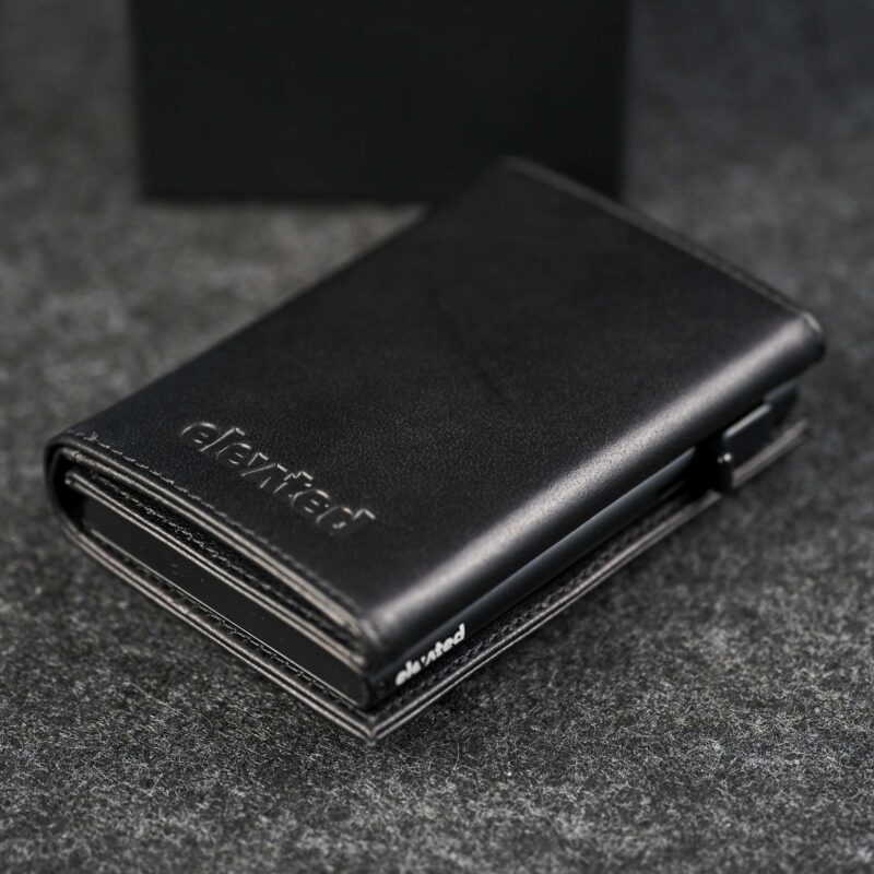 Elevated Plus 2.2 kaarditasku Black – olitatud must taisnahk RFID-kaitsega, kaarditasku meestele