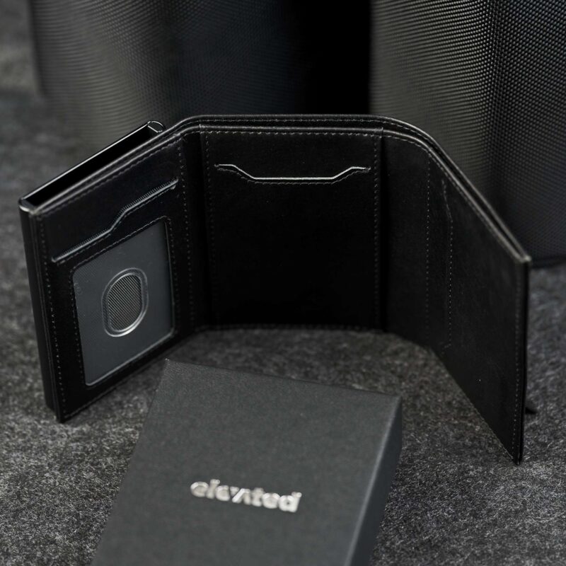 Elevated Plus 2.2 kaarditasku Black sisevaade – ID-kaardi labipaistev sahtel ja kaardipesad, olitatud must taisnahk