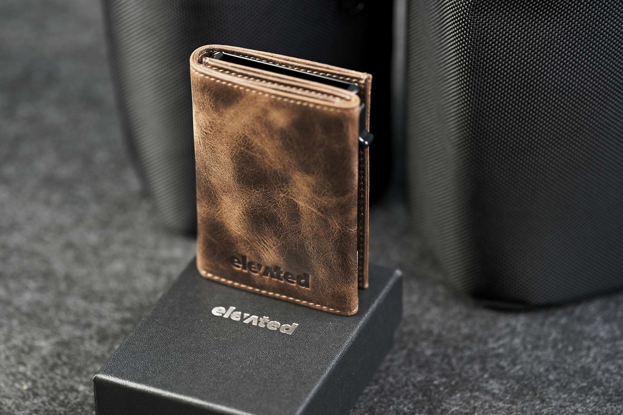 Elevated Plus 2.2 kaarditasku Chocolate Brown asetatud Elevated kinkekarbi peale – tumepruun taisnahk kingituseks meestele