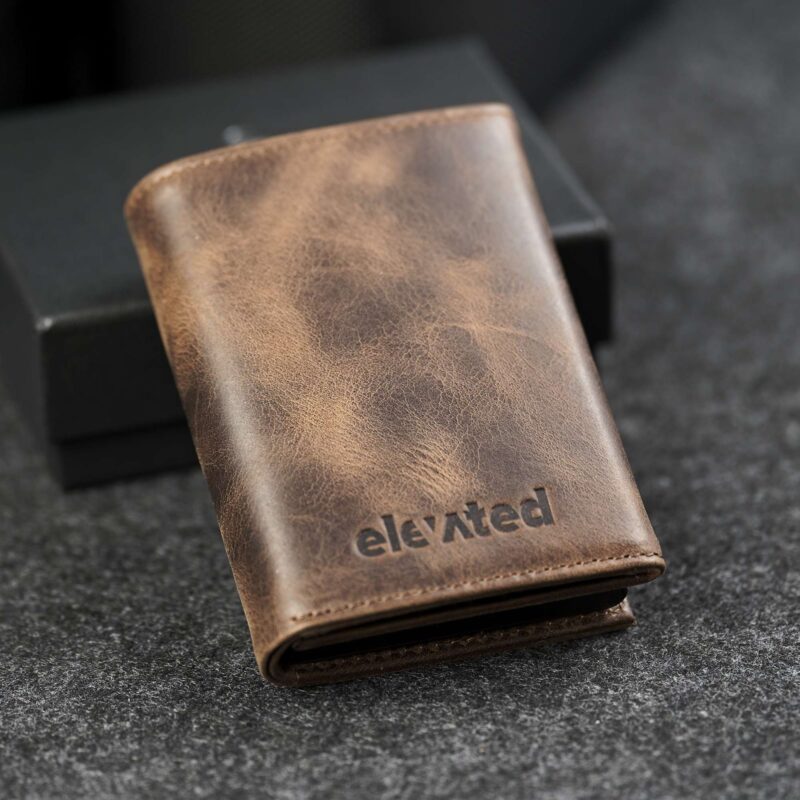 Elevated Plus 2.2 nahast kaarditasku Chocolate Brown – tumepruun vahatatud taisnahk koos kinkekarbiga, kingitus meestele