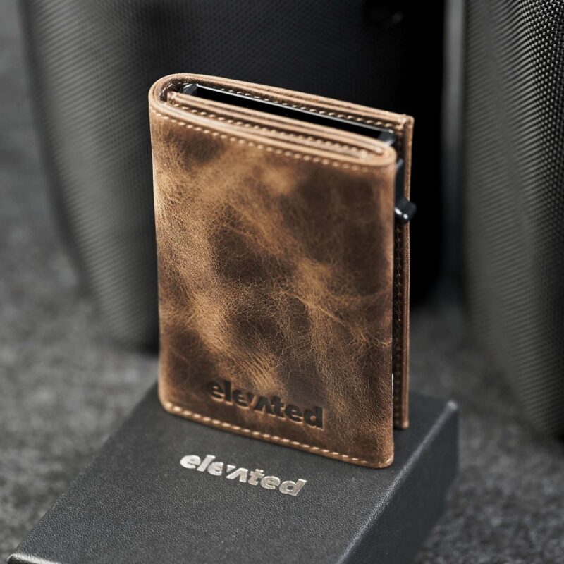 Elevated Plus 2.2 kaarditasku Chocolate Brown – tumepruun taisnahk asetatud Elevated kinkekarbi peale, RFID-kaitsega