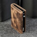 Elevated Plus 2.2 kaarditasku Chocolate Brown kuljevaade – pop-up RFID-kaitsega kaardisahtel ja pruun nahkkate