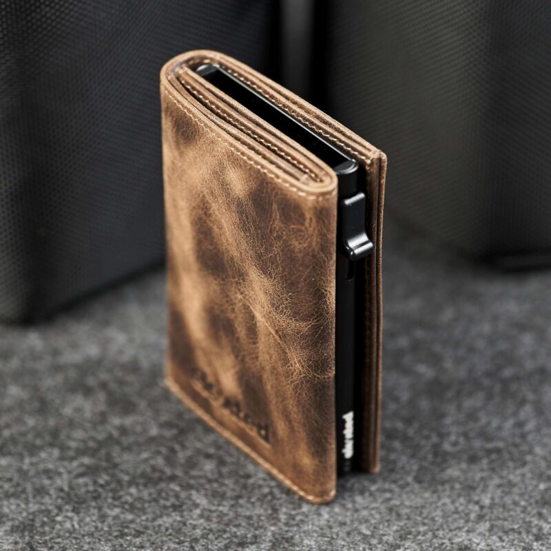 Elevated Plus 2.2 kaarditasku Chocolate Brown kuljevaade – pop-up RFID-kaitsega kaardisahtel ja pruun nahkkate