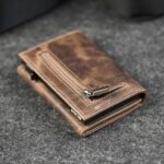 Elevated Plus 2.2 kaarditasku Chocolate Brown – lukuga munditasku ja zip-i lahivaade, pruun vahatatud taisnahk