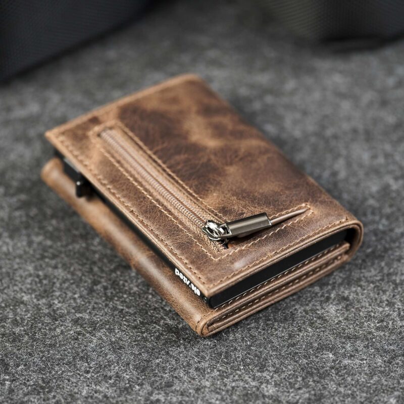 Elevated Plus 2.2 kaarditasku Chocolate Brown – lukuga munditasku ja zip-i lahivaade, pruun vahatatud taisnahk