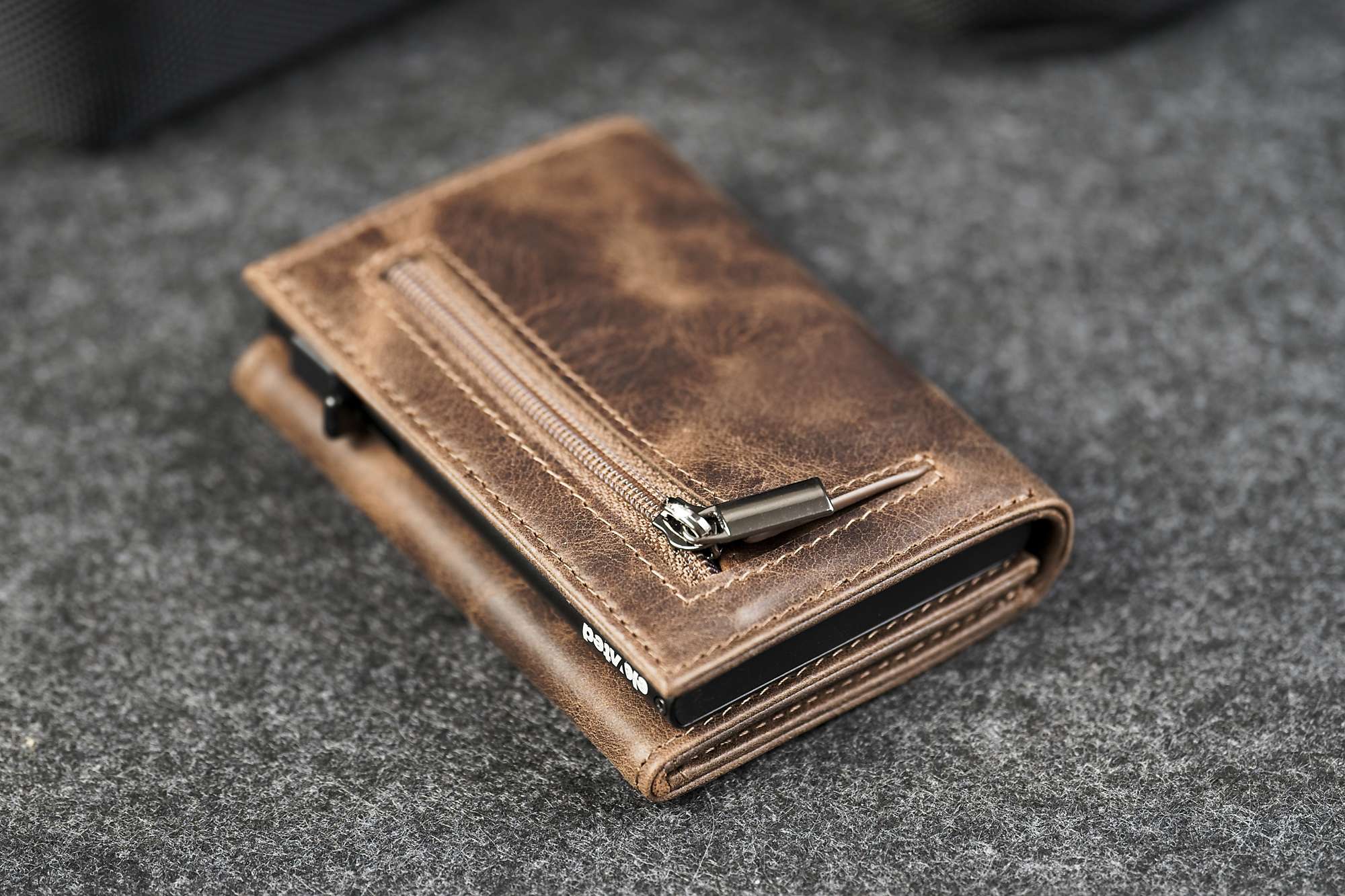Elevated Plus 2.2 kaarditasku Chocolate Brown – lukuga munditasku zip-iga ulaltvaates, pruun vahatatud taisnahk
