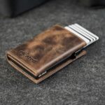 Elevated Plus 2.2 kaarditasku Chocolate Brown – pop-up RFID-kaitsega mehhanism, kaardid libisevad sahtlist nupuvajutusel