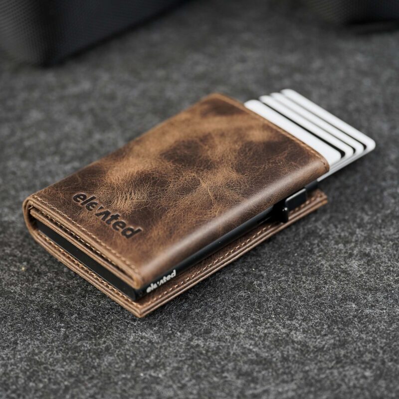 Elevated Plus 2.2 kaarditasku Chocolate Brown – pop-up RFID-kaitsega mehhanism, kaardid libisevad sahtlist nupuvajutusel