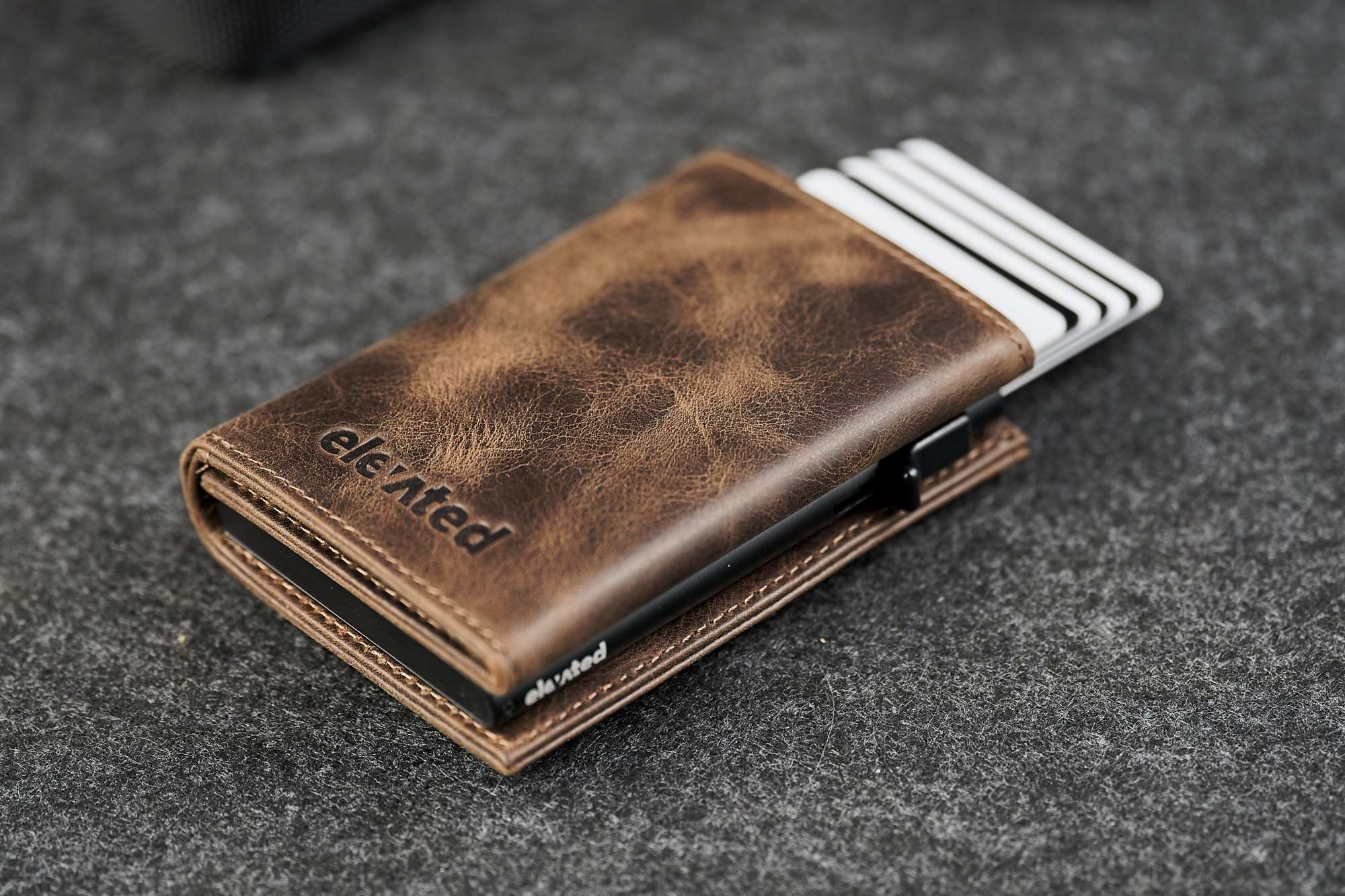 Elevated Plus 2.2 kaarditasku Chocolate Brown – pop-up RFID-kaitsega mehhanism, kaardid libisevad sahtlist nupuvajutusel