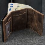 Elevated Plus 2.2 nahast kaarditasku Chocolate Brown avatuna sularahaga – sularahatasku eurodega, tumepruun taisnahk