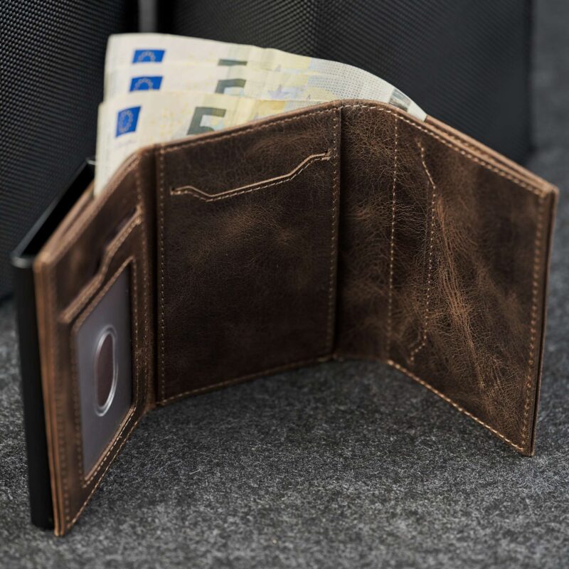 Elevated Plus 2.2 nahast kaarditasku Chocolate Brown avatuna sularahaga – sularahatasku eurodega, tumepruun taisnahk