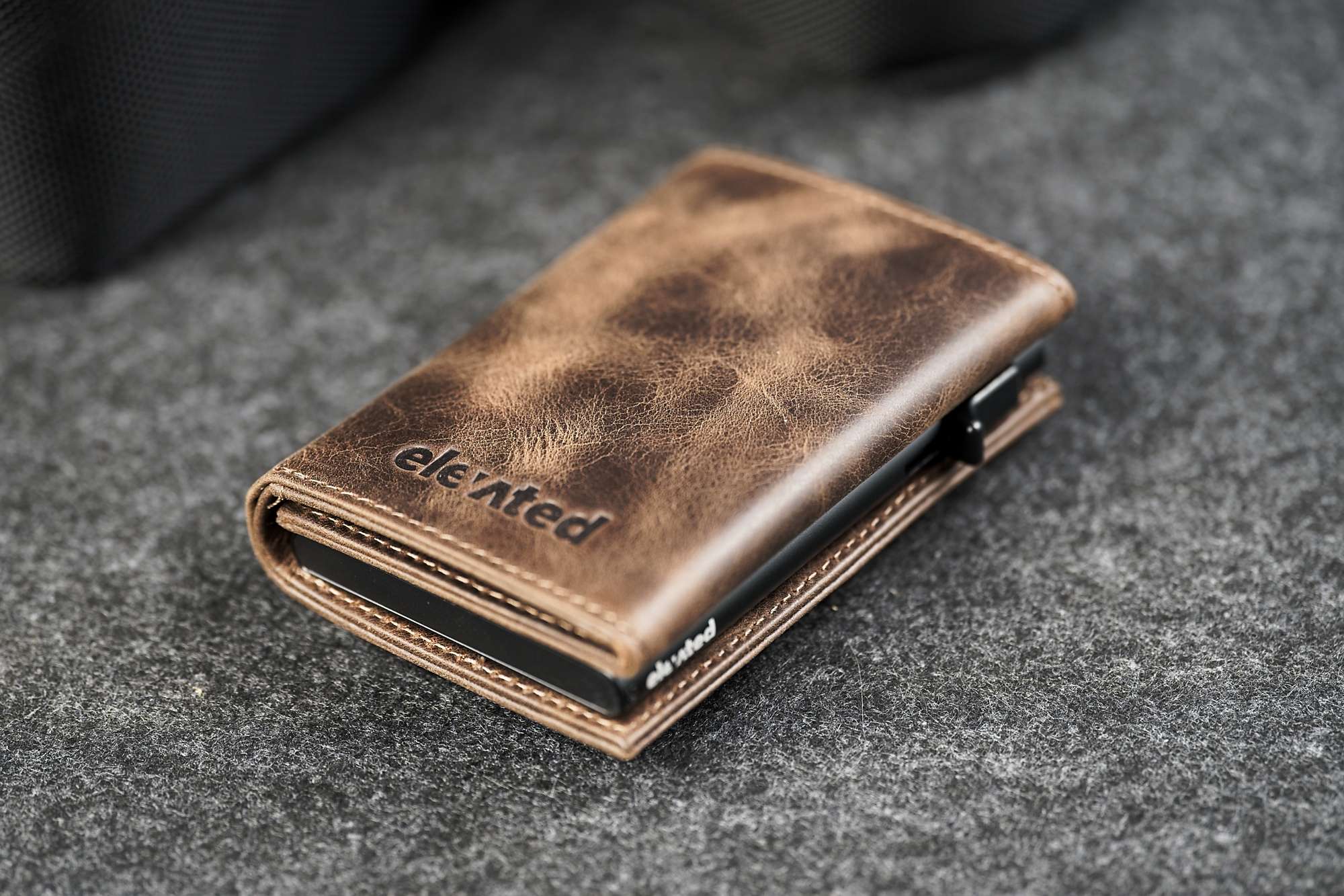 Elevated Plus 2.2 kaarditasku Chocolate Brown – tumepruun vahatatud taisnahk Elevated logoga, RFID-kaitsega kaarditasku meestele