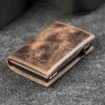 Elevated Plus 2.2 nahast kaarditasku Chocolate Brown – tumepruun vahatatud taisnahk vintage patiinaga lahivaates, kaarditasku meestele