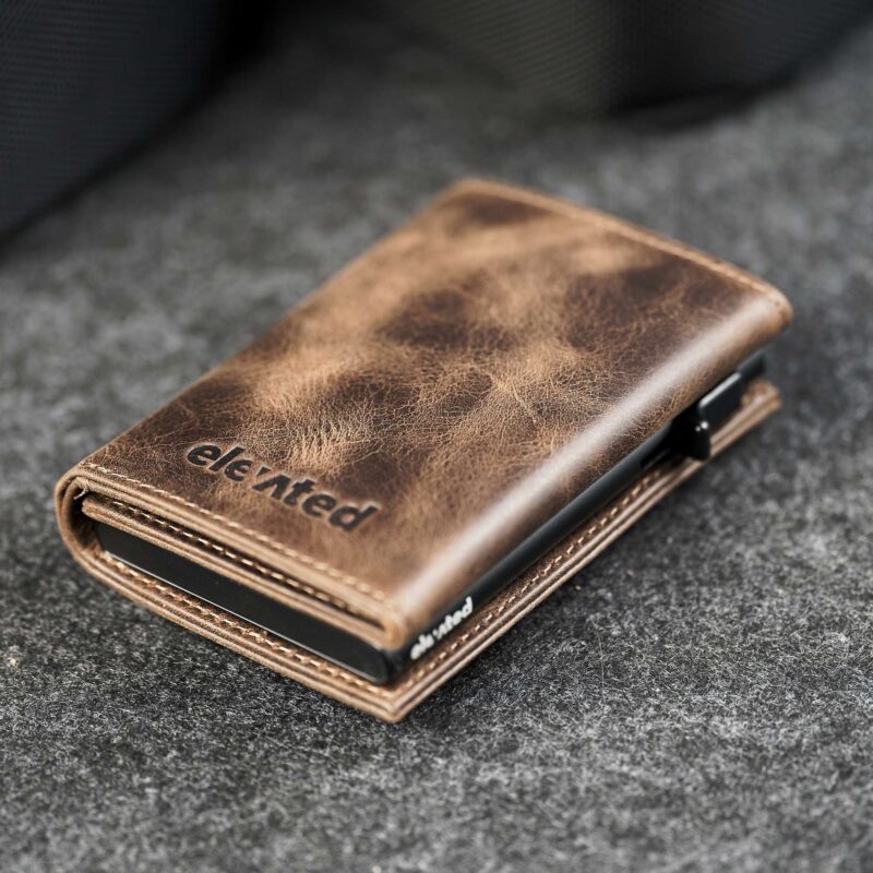 Elevated Plus 2.2 nahast kaarditasku Chocolate Brown – tumepruun vahatatud taisnahk vintage patiinaga lahivaates, kaarditasku meestele