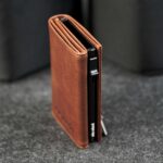 Elevated Plus 2.2 kaarditasku Pearl Copper kuljevaade – pop-up RFID-kaitsega kaardisahtel ja sile pruun nahkkate