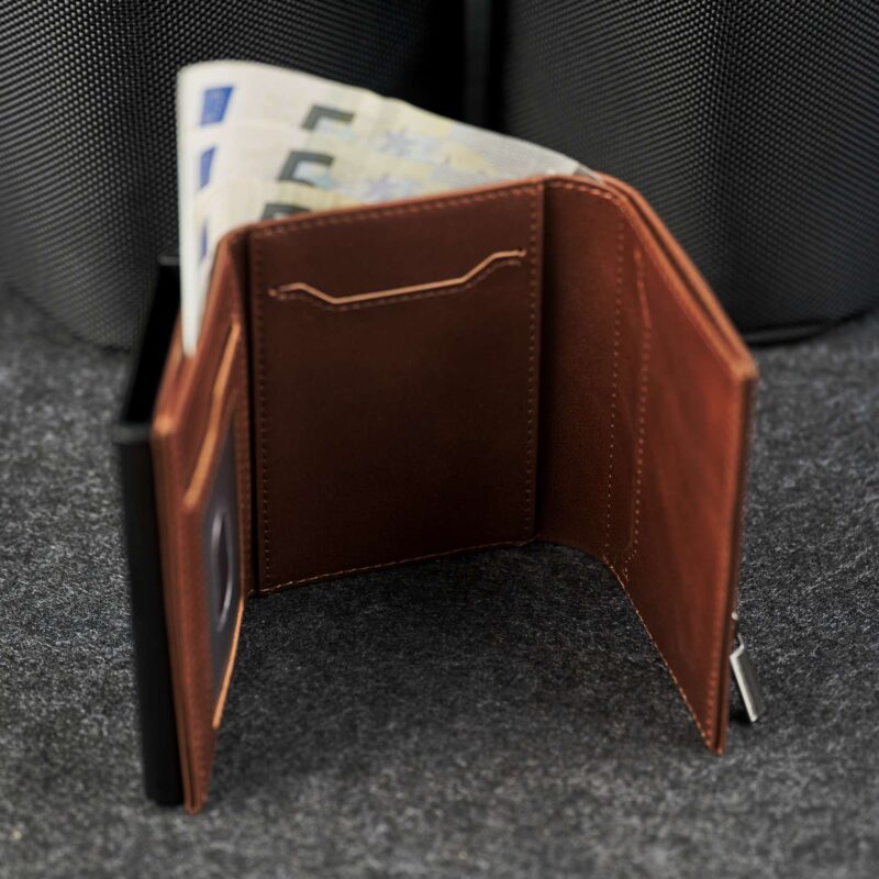 Elevated Plus 2.2 nahast kaarditasku Pearl Copper avatuna – sularahatasku, lukuga munditasku ja sile pruun taisnahk