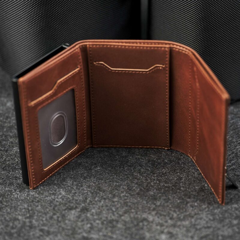 Elevated Plus 2.2 kaarditasku Pearl Copper sisevaade – ID-kaardi labipaistev sahtel ja kaardipesad, sile pruun taisnahk