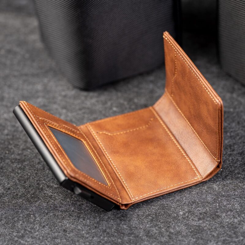 Kaarditasku Elevated Plus 2.15 Copper Brown avatuna: läbipaistev dokumenditasku ja sularahasahtel Kaarditasku Elevated Plus 2.15 Copper Brown avatuna: läbipaistev dokumenditasku ja sularahasahtel