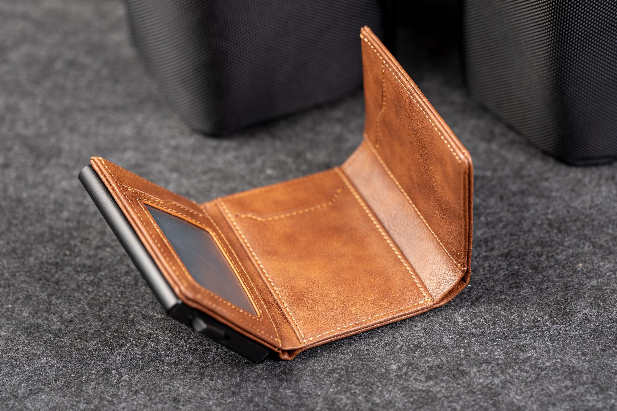 Kaarditasku Elevated Plus 2.15 Copper Brown avatuna: läbipaistev dokumenditasku ja sularahasahtel