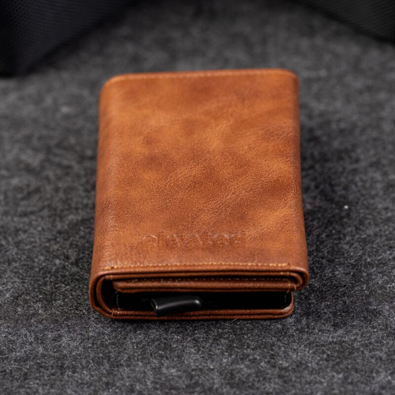 Kaarditasku Elevated Plus 2.15 Copper Brown eestvaade pressitud Elevated logoga Kaarditasku Elevated Plus 2.15 Copper Brown eestvaade pressitud Elevated logoga