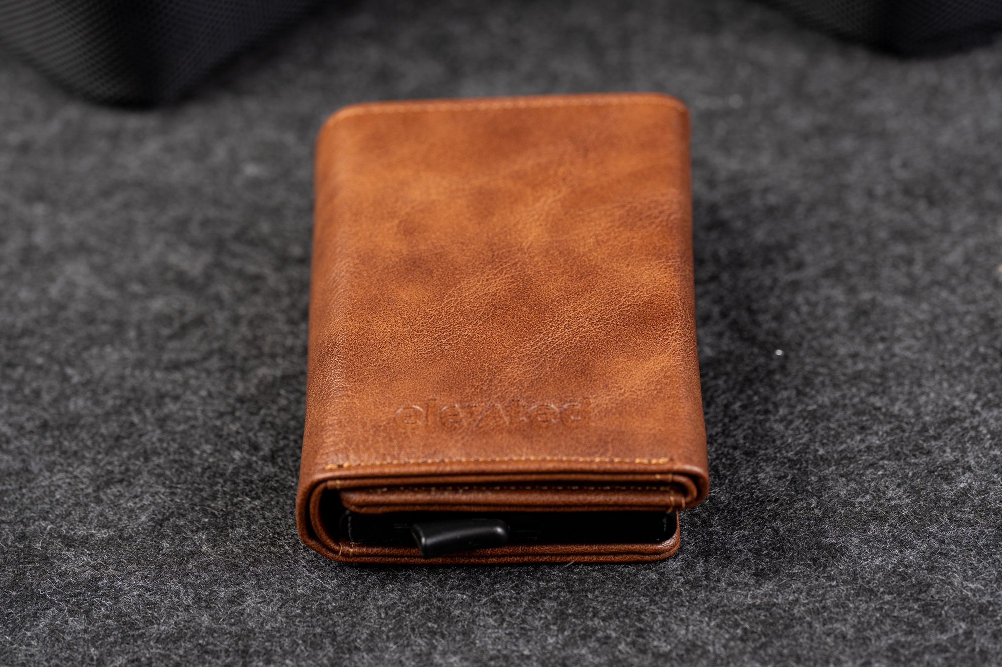Kaarditasku Elevated Plus 2.15 Copper Brown eestvaade pressitud Elevated logoga