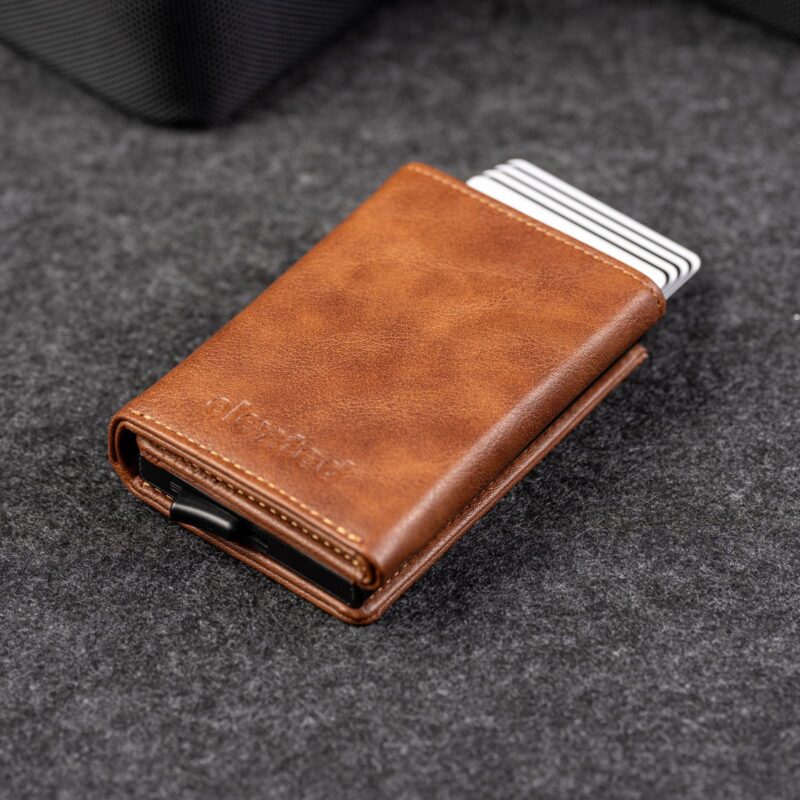 Kaarditasku Elevated Plus 2.15 Copper Brown, kaardid liuguriga astmeliselt välja lükatud