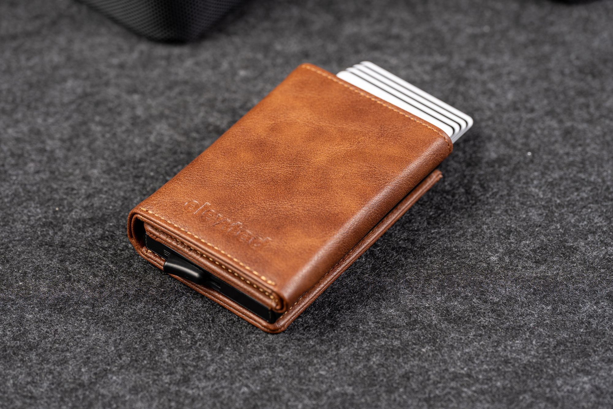 Kaarditasku Elevated Plus 2.15 Copper Brown, kaardid liuguriga astmeliselt välja lükatud