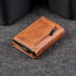 Kaarditasku Elevated Plus 2.15 Copper Brown tagakülg lukuga münditaskuga