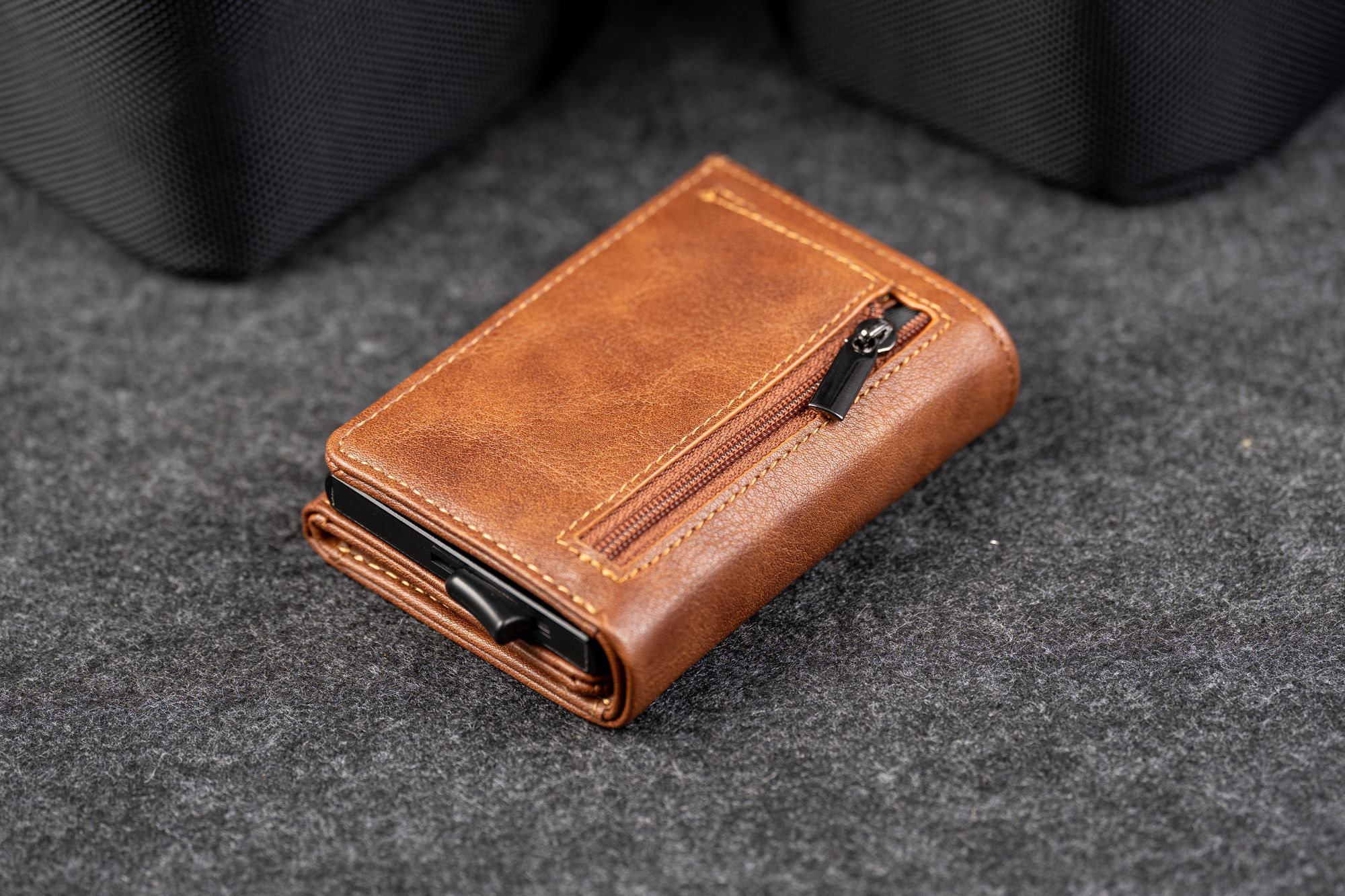 Kaarditasku Elevated Plus 2.15 Copper Brown tagakülg lukuga münditaskuga