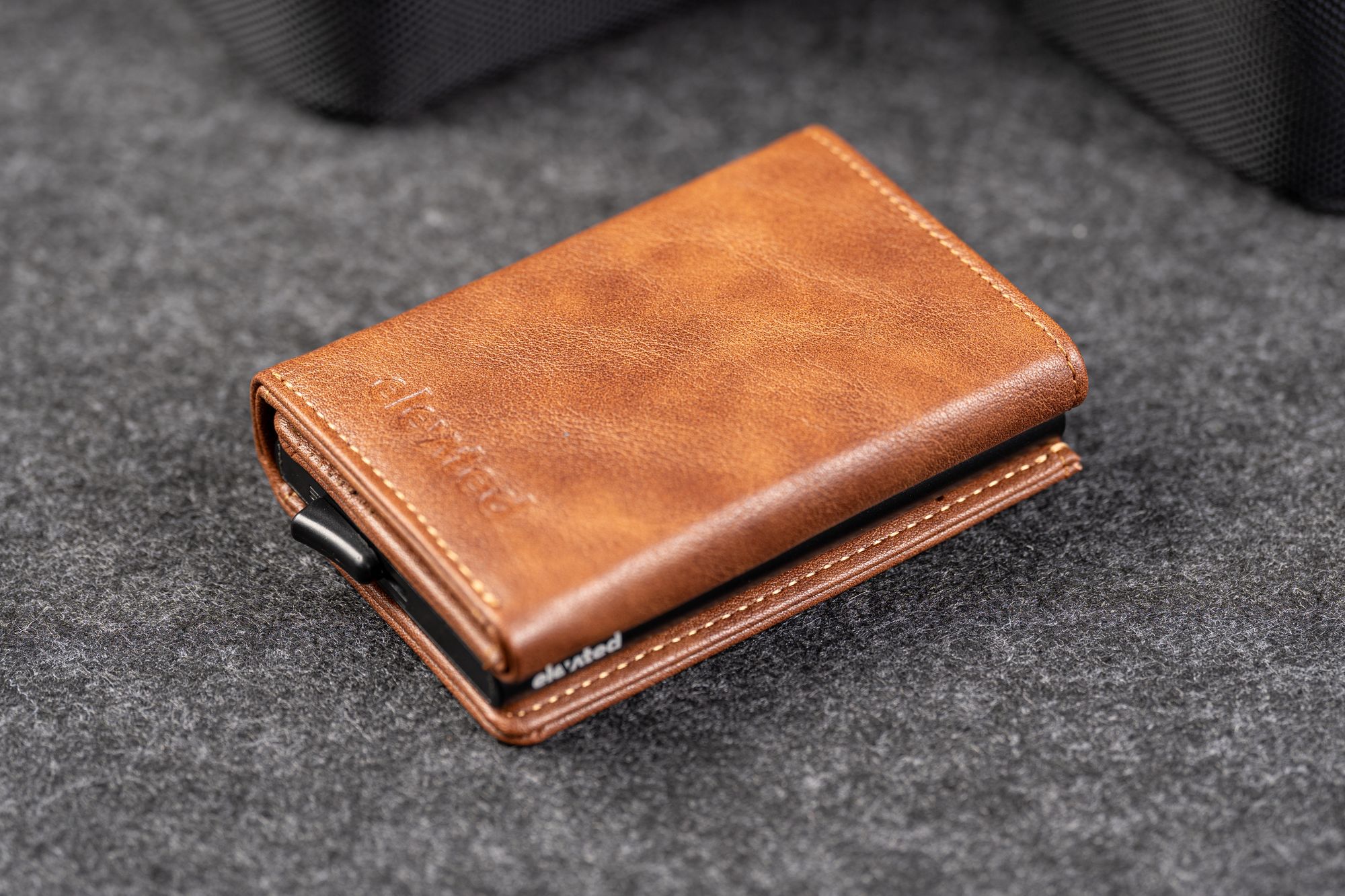 Kaarditasku Elevated Plus 2.15 Copper Brown, suletud, nurga alt
