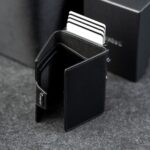 Kaarditasku Elevated Snap 1.0 Black, avatuna, kaardid välja lükatud
