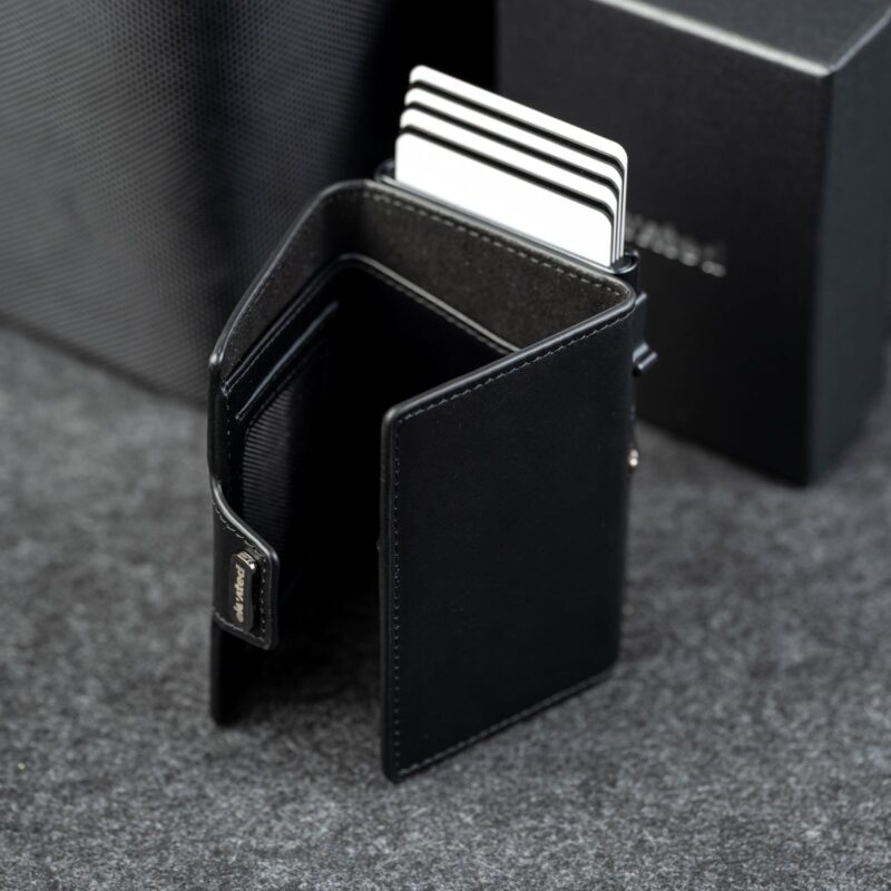 Kaarditasku Elevated Snap 1.0 Black, avatuna, kaardid välja lükatud