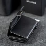 Kaarditasku Elevated Snap 1.0 Black, avatuna, külgvaade
