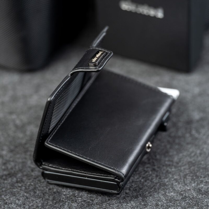 Kaarditasku Elevated Snap 1.0 Black, avatuna, külgvaade
