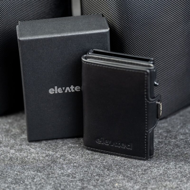 Kaarditasku Elevated Snap 1.0 Black, musta kinkekarbi kõrval