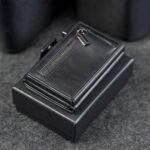 Kaarditasku Elevated Snap 1.0 Black, tagakülg lukuga münditaskuga kinkekarbi peal