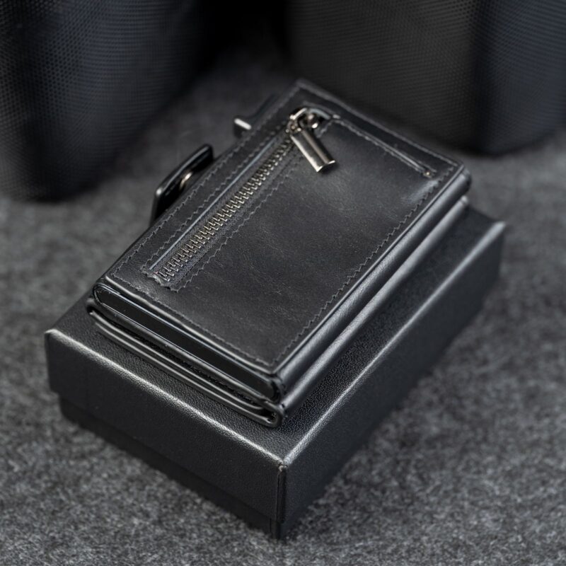Kaarditasku Elevated Snap 1.0 Black, tagakülg lukuga münditaskuga kinkekarbi peal