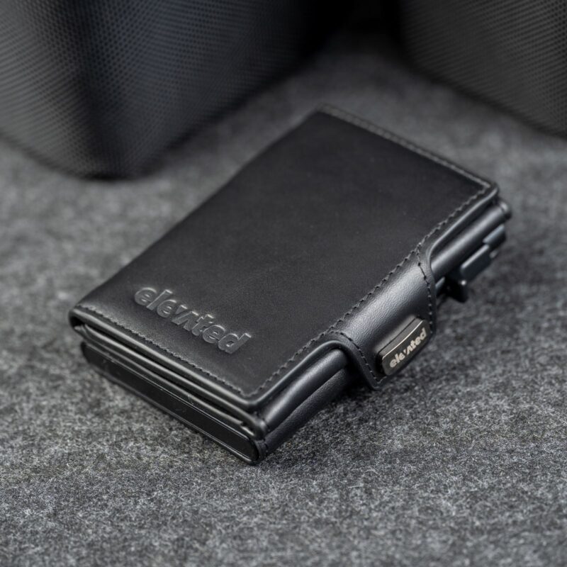 Kaarditasku Elevated Snap 1.0 Black, suletud, nurga alt