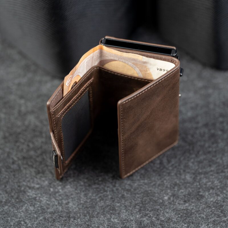Kaarditasku Elevated Snap 1.0 Chocolate Brown, avatuna, sularahasahtel ja dokumenditasku