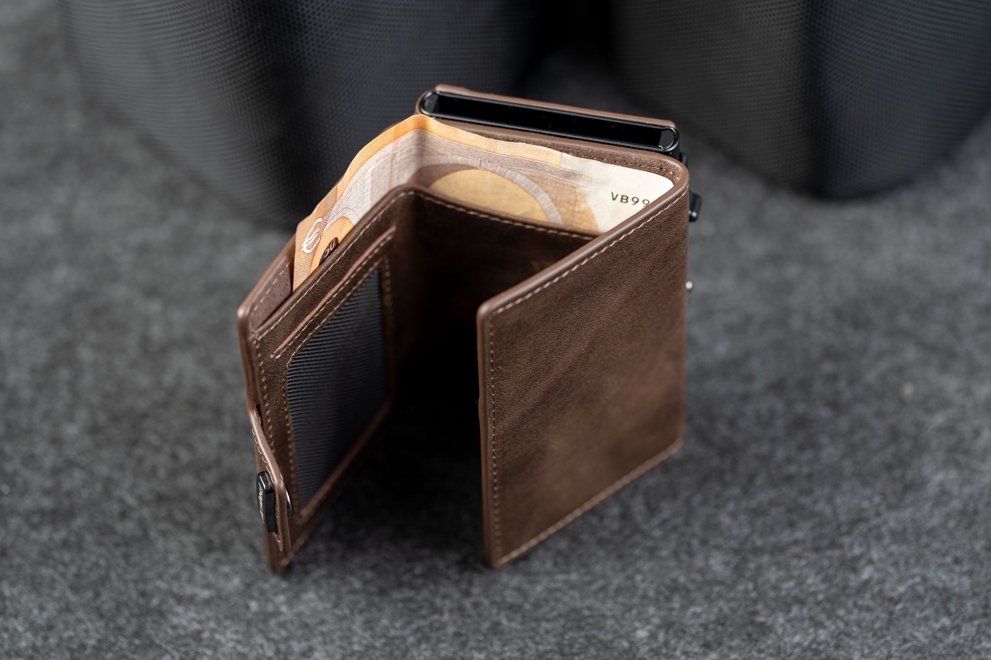 Kaarditasku Elevated Snap 1.0 Chocolate Brown, avatuna, sularahasahtel ja dokumenditasku