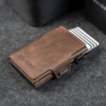 Kaarditasku Elevated Snap 1.0 Chocolate Brown, kaardid liuguriga astmeliselt välja lükatud