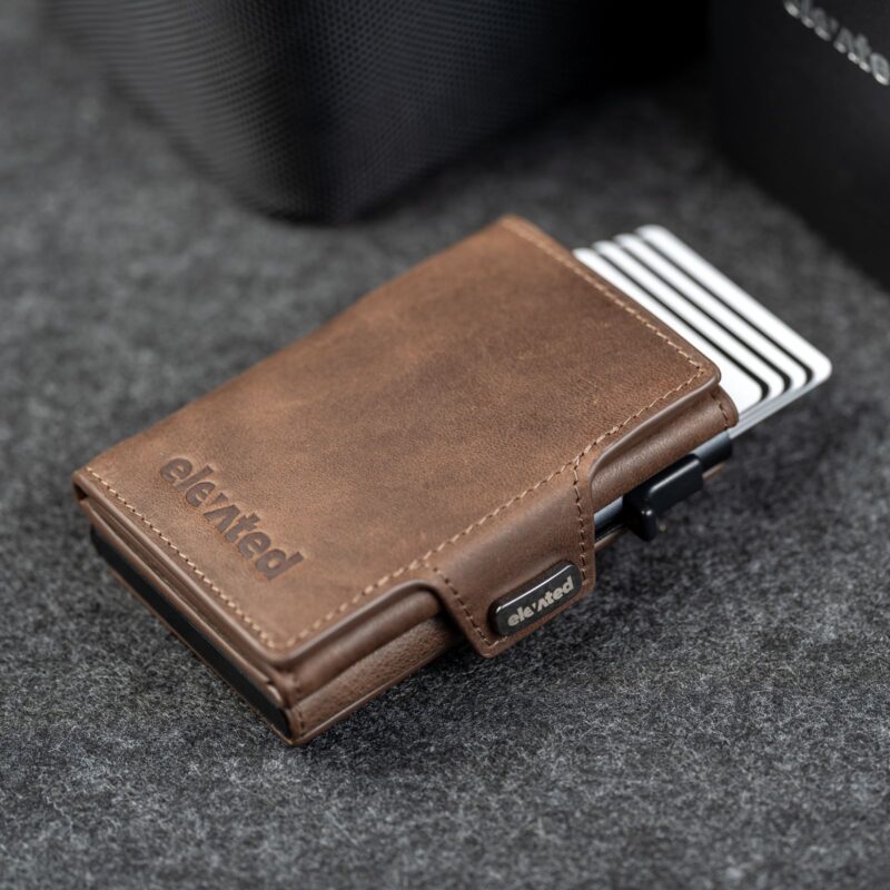 Kaarditasku Elevated Snap 1.0 Chocolate Brown, kaardid liuguriga astmeliselt välja lükatud